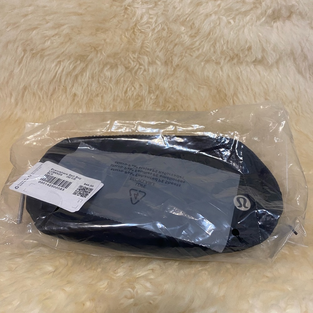 NWT lululemon everywhere belt bag black with Tags - Picture 3 of 4